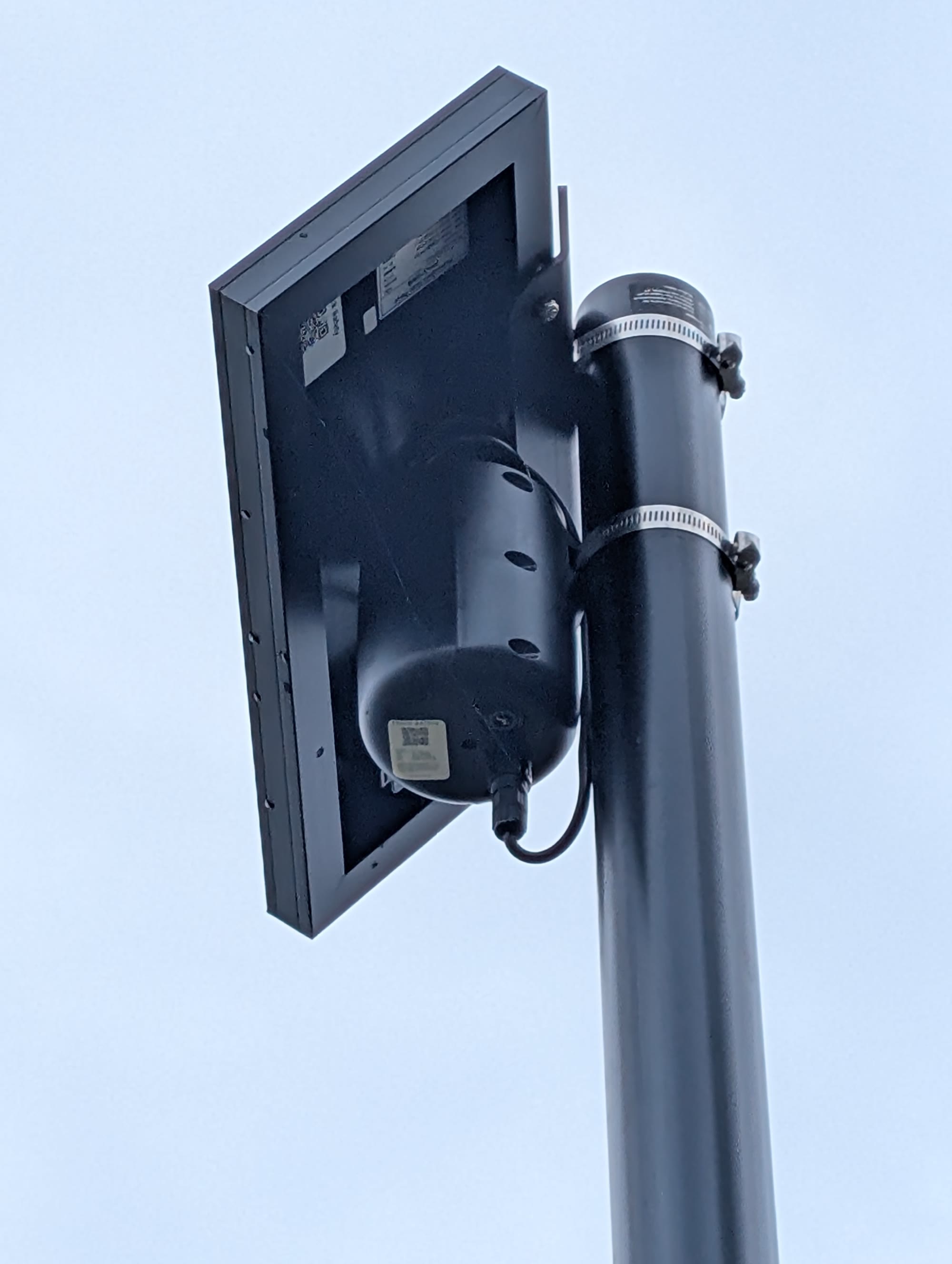 A Flock Safety Raven acoustic gunshot detector mounted on a pole
